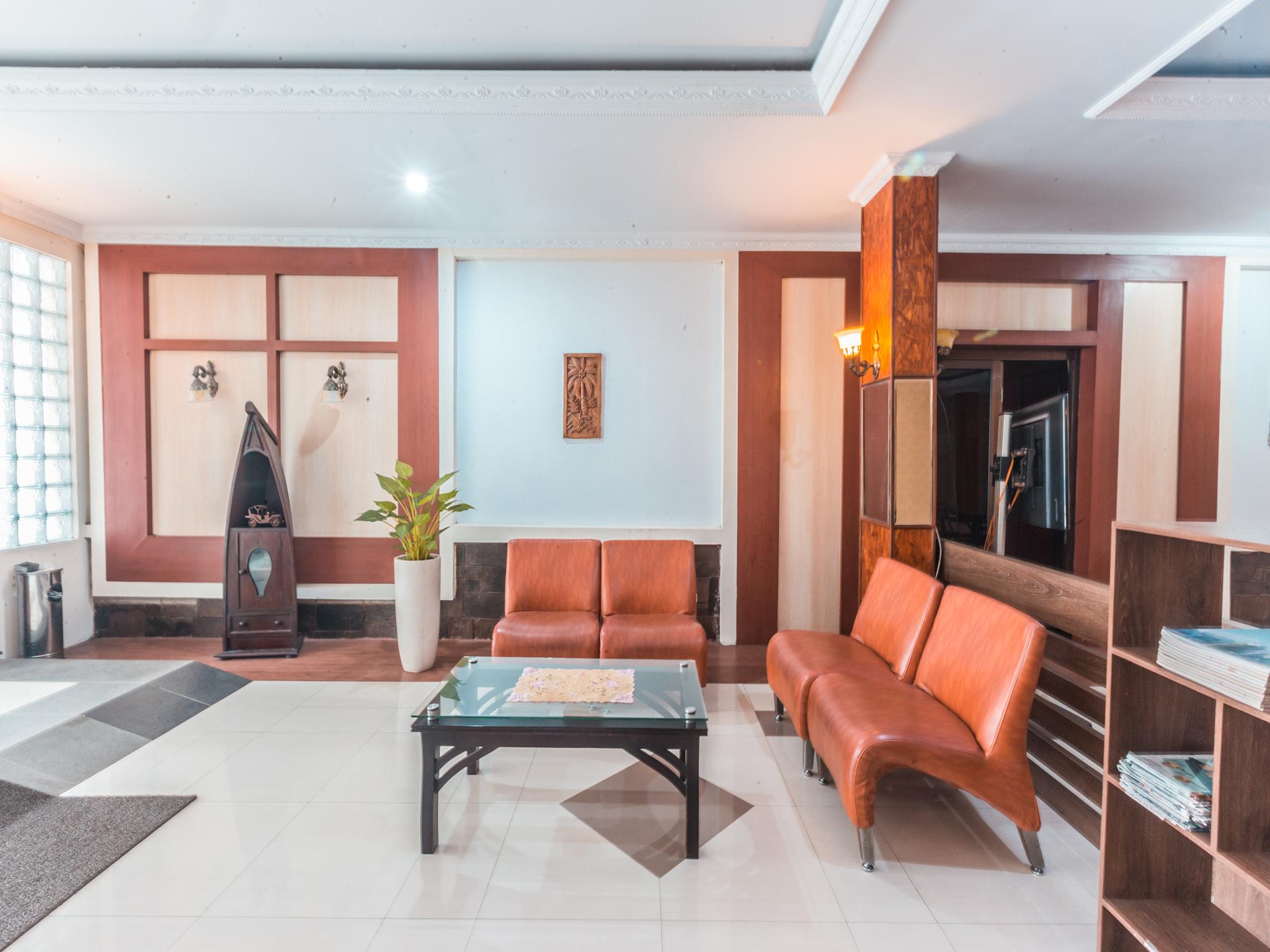 Oyo 1667 Wisma Lux Barkah Jakarta Exteriör bild
