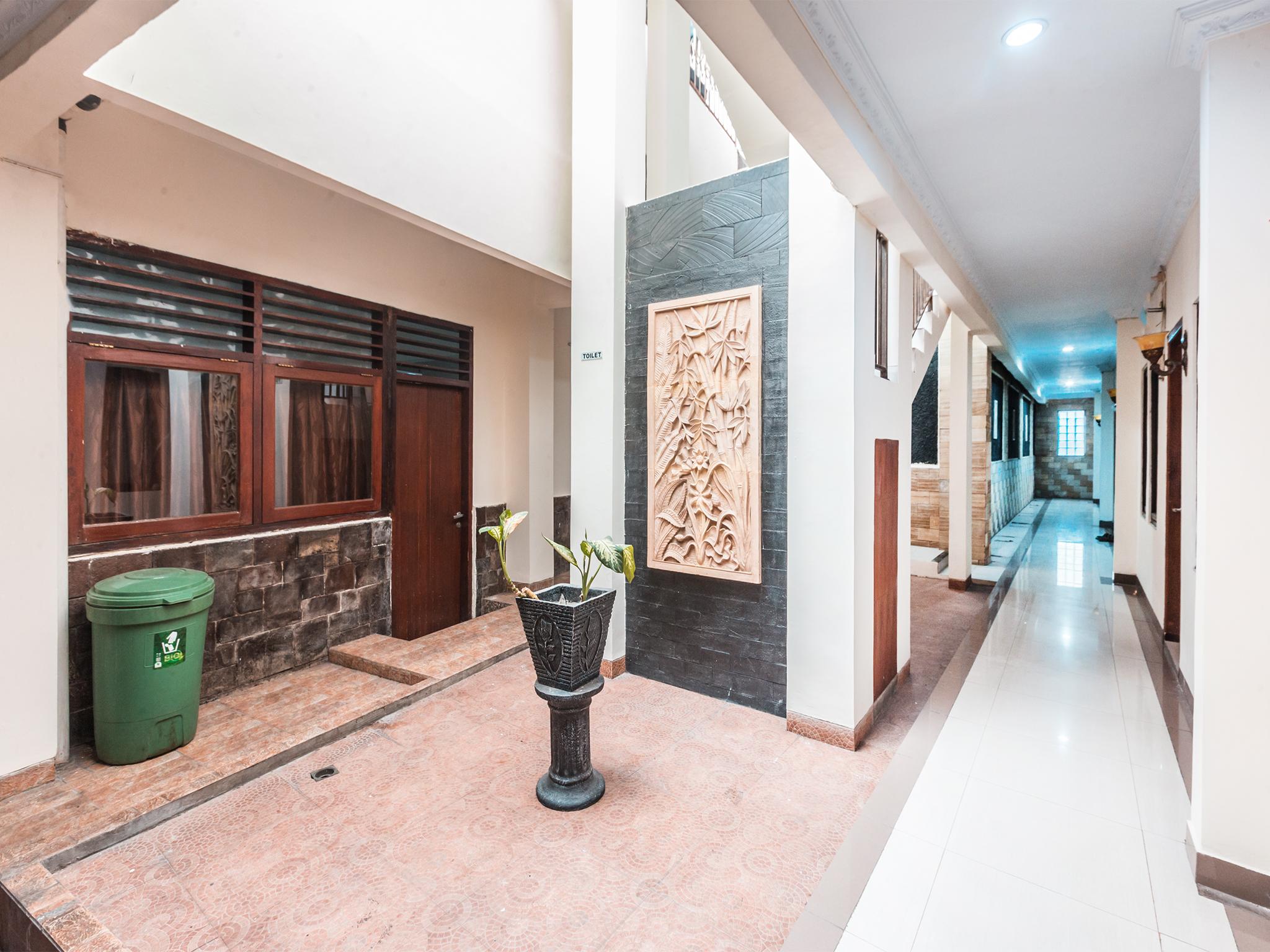 Oyo 1667 Wisma Lux Barkah Jakarta Exteriör bild