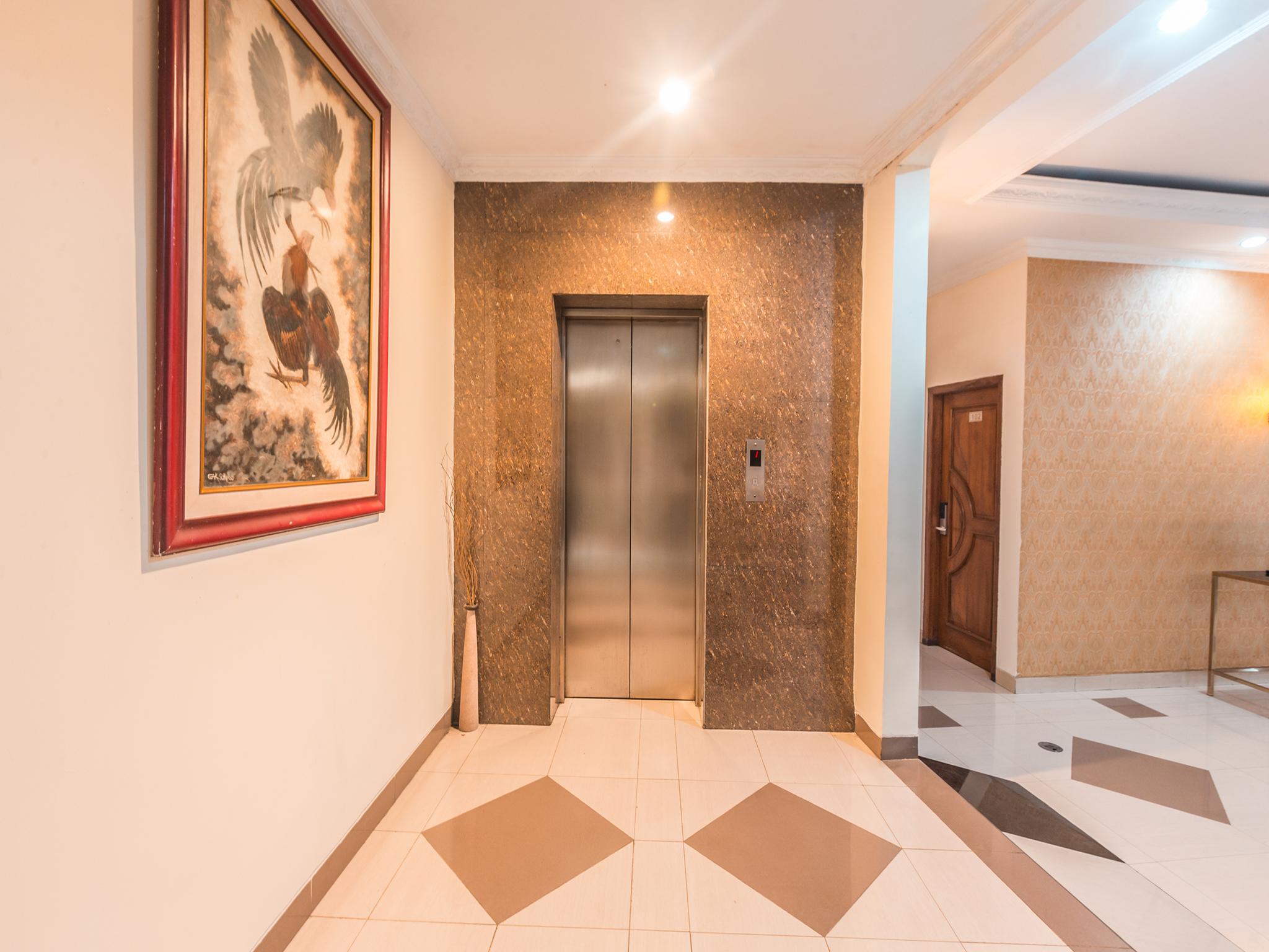 Oyo 1667 Wisma Lux Barkah Jakarta Exteriör bild